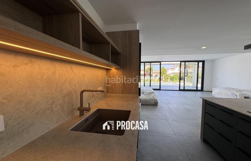 Foto b25c8516-dfda-4b0a-98c2-6abafe1f2ffc. Chalet casa de nueva construcción en canal con amarre de 12m en Empuriabrava