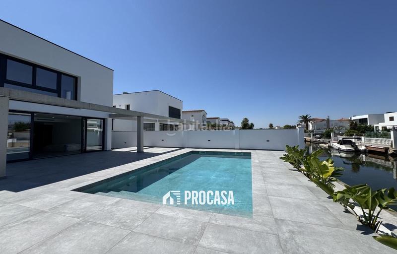 Foto ba081850-1026-4acf-91cc-4463711b3284. Chalet casa de nueva construcción en canal con amarre de 12m en Empuriabrava