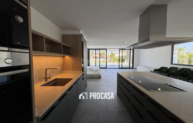 Foto c0a574c2-5848-4c59-b96c-a82f5f447784. Chalet casa de nueva construcción en canal con amarre de 12m en Empuriabrava