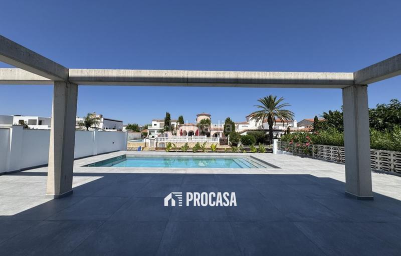 Foto d00cd088-f178-4fd5-b105-625ab3eb03ca. Chalet casa de nueva construcción en canal con amarre de 12m en Empuriabrava