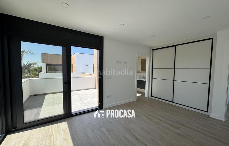 Foto d90017e1-0516-4949-8ab3-9a47b8394f35. Chalet casa de nueva construcción en canal con amarre de 12m en Empuriabrava
