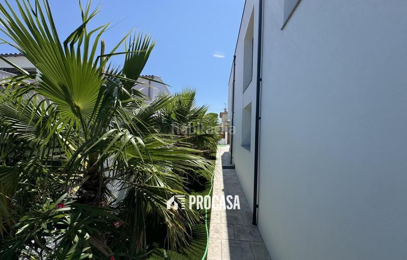 Foto deb5c8d3-1547-43e0-ad17-1d47ae9bd37f. Chalet casa de nueva construcción en canal con amarre de 12m en Empuriabrava
