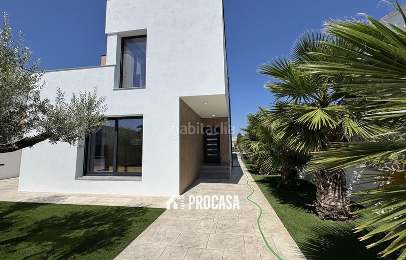 Foto e8305333-ac47-4bc6-a69d-f983dab66ccd. Chalet casa de nueva construcción en canal con amarre de 12m en Empuriabrava