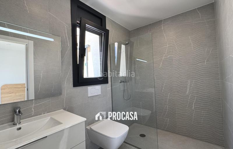 Foto ef437de2-e8e4-4b6b-8d46-d998897c2b5b. Chalet casa de nueva construcción en canal con amarre de 12m en Empuriabrava