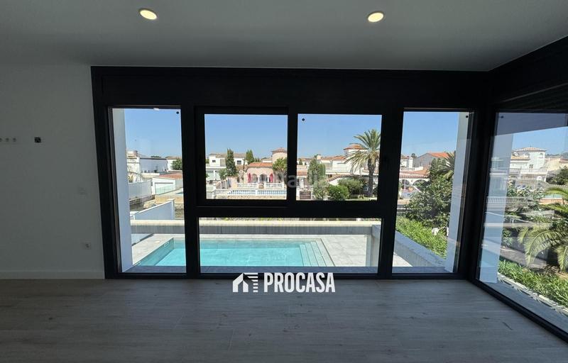 Foto f4612ef6-bb40-42c2-b2b5-05d588ee9b91. Chalet casa de nueva construcción en canal con amarre de 12m en Empuriabrava