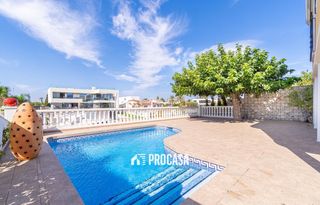 Chalet  Noguera. Espectacular villa en canal ancho con amarre de 13 metros