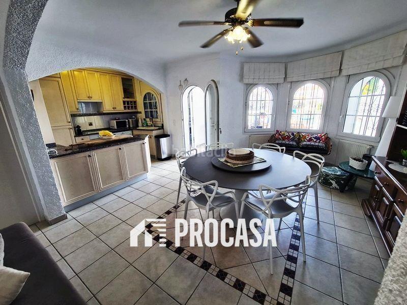 Foto 183d5842-e8eb-43b9-a425-460af8b5aa4a. Xalet amb calefacció aparcament piscina a Port Grec - Port Moxó Empuriabrava