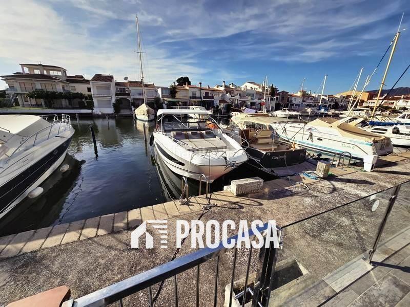 Foto 5e0b6d15-f7ce-4ec4-b262-6e6d4491f1b4. Xalet amb calefacció aparcament piscina a Port Grec - Port Moxó Empuriabrava