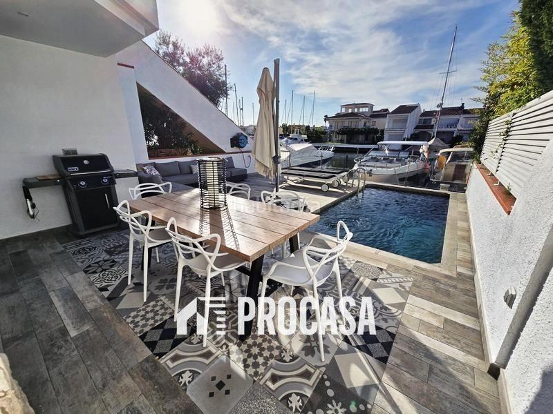 Foto a178bc31-8e55-418d-9fe4-c37bf6e1671b. Xalet amb calefacció aparcament piscina a Port Grec - Port Moxó Empuriabrava