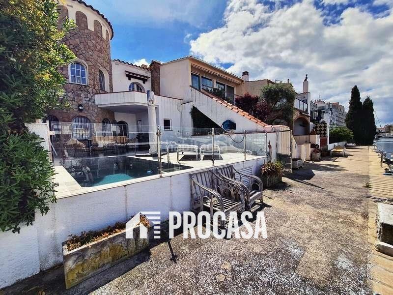 Foto c5a54f78-0032-418e-988d-d8f25fe6d34a. Xalet amb calefacció aparcament piscina a Port Grec - Port Moxó Empuriabrava