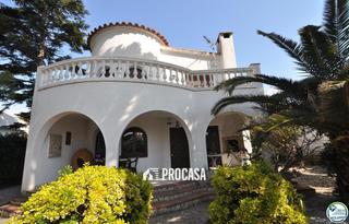 Chalet  Requesens. Casa con licencia turística a 1 km de la playa, empuriabrava