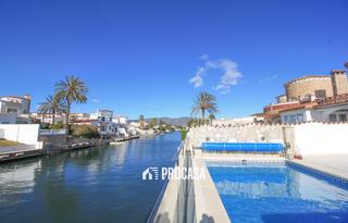 Chalet  Ampuries c. Casa reformada al canal con amarre privado y licencia turística