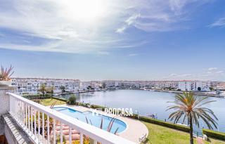 Pis  Sant maurici. Apartamento en empuriabrava con piscina, jardín comunitarios y o