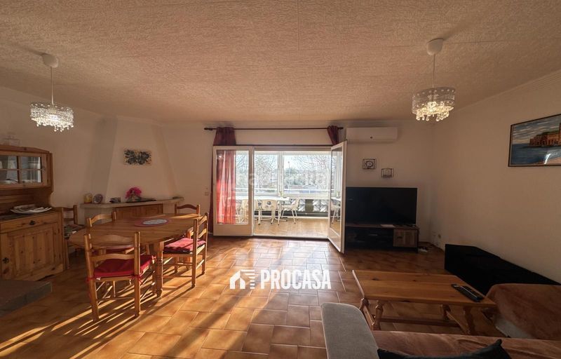 Foto 7a12cf9a-23ed-4cb4-88ab-edaae7ba308c. Piso apartamento con vistas al puerto y amarre privado en Empuriabrava
