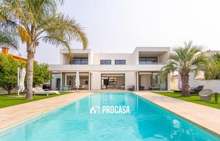 Chalet  Peni. Exclusiva villa  canal principal de empuriabrava, 24 m de amarre