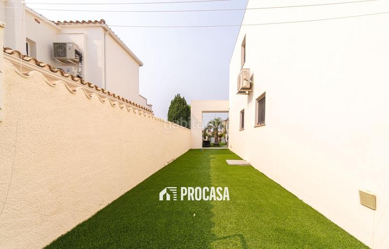 Foto 0637336c-efe3-40a7-bf07-a64aee19cb40. Xalet amb calefacció aparcament piscina a Peni Empuriabrava