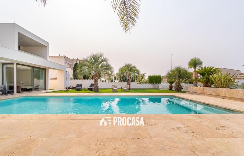 Foto 0d8f2370-5852-489d-8c00-63450fec6d45. Xalet amb calefacció aparcament piscina a Peni Empuriabrava