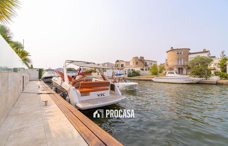 Foto 0dbd89f9-ac4f-412c-8a46-be8db3f438c9. Xalet amb calefacció aparcament piscina a Peni Empuriabrava