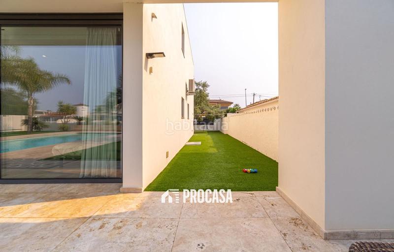 Foto 1346c375-f0af-4ab6-8262-3455ff042c1d. Xalet amb calefacció aparcament piscina a Peni Empuriabrava