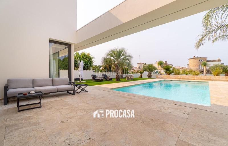 Foto 218aaeb6-ca1e-4160-873e-9603a15ec0c1. Xalet amb calefacció aparcament piscina a Peni Empuriabrava
