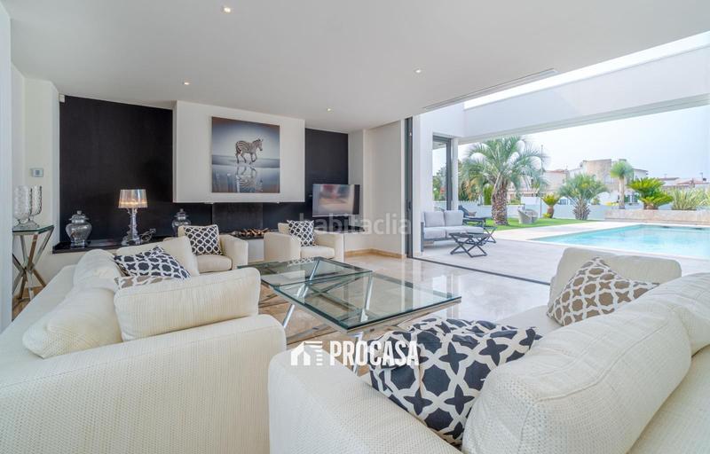 Foto 3474c870-2e9e-4f6a-8b48-e277298df64f. Xalet amb calefacció aparcament piscina a Peni Empuriabrava