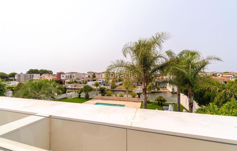 Foto 3a79cb0f-f1b8-449b-98cf-ac8027d513ce. Xalet amb calefacció aparcament piscina a Peni Empuriabrava