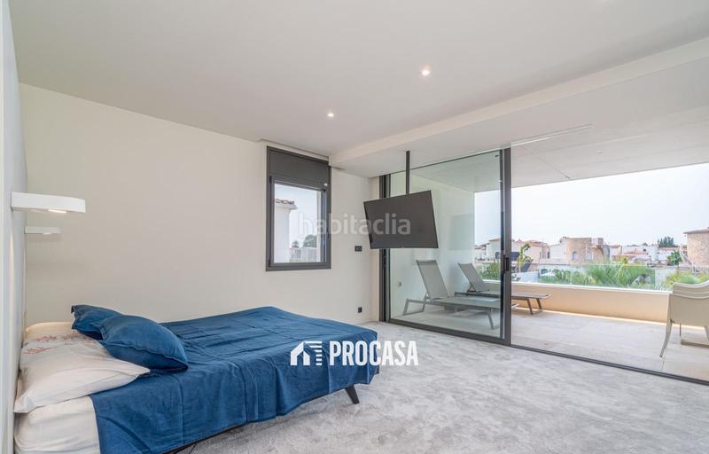 Foto 4a70be8f-5a90-45d5-beee-4a033a8473b5. Xalet amb calefacció aparcament piscina a Peni Empuriabrava