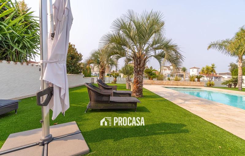 Foto ca418b7e-8f69-40d6-9584-5939cd5ae97b. Xalet amb calefacció aparcament piscina a Peni Empuriabrava