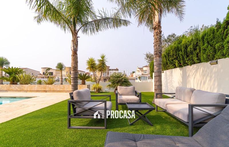 Foto d9277ddc-4d8b-44f7-82cf-890e695073de. Xalet amb calefacció aparcament piscina a Peni Empuriabrava