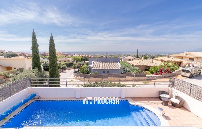 Foto db10dd19-e6a6-43d8-bbbe-ed107a70288c. Chalet lujosa casa a pocos metros del centro de palausaverdera en Palau-saverdera