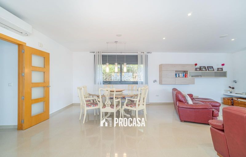 Foto f3099a12-1585-424b-9454-e7749f45067c. Chalet lujosa casa a pocos metros del centro de palausaverdera en Palau-saverdera