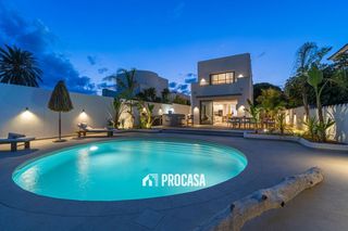 Chalet  Segre. Villa única en empuriabrava al canal ancho