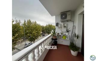 Pis  Alberes. Bonito piso en venta en la zona comercial de empuriabrava