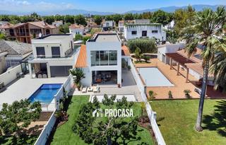 Xalet  Segre. Exclusiva villa moderna con exposición sur en el canal ancho, em