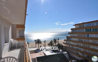 Pis  De la platja. Apartamento en 1.línea de mar con licencia turística en roses