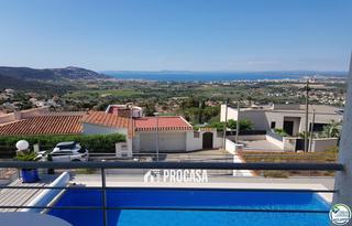 Chalet  Canaries. En roses