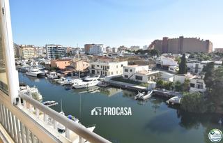 Pis  De la platja. Bonito apartamento con gran terraza acristalada, vistas al canal