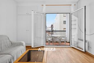 Pis  Poblat típic. Apartamento reformado con terraza a pocos pasos de la playa de e