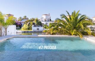 Chalet  Llobregat. Casa en planta baja con amarre de 12 m totalmente reformada en v