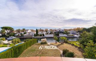 Xalet  Noguera. Villa con amarre de 15 m en canal ancho, empuriabrava