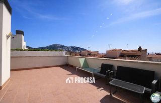 Pis  Tirso de molina. Dúplex ático con gran terraza en el centro de roses