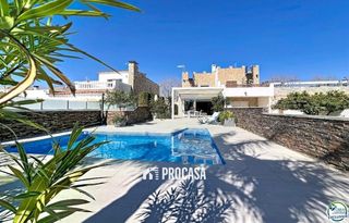 Chalet  Llobregat. Casa renovada con piscina y licencia turística con acceso a cana