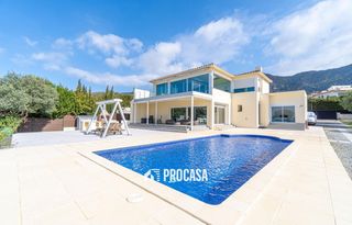 Xalet  Balmes. Espectacular villa renovada con vistas panorámicas al mar y pisc