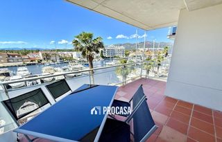 Pis  Del port canigo. Apartamento con vistas a la marina en residencia de alto standin