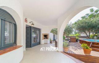 Chalet  Requesens. Elegante villa de 5 dormitorios con piscina, jardín y licencia t