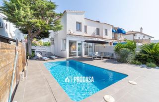 Chalet  Del port joan. Elegante villa con piscina, amarre al canal de santa margarita,