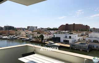 Appartamento  De la platja. Apartamento de 3 habitaciones con piscina y aparcamiento privado