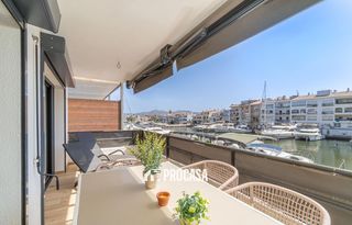 Pis  Port salins. Apartamento renovado con vistas al canal en el centro de empuria