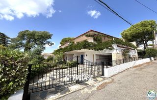 Chalet  Pompeu fabra. Casa en llançà con licencia turística, vistas al mar y a pocos m