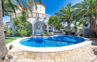 Chalet  Peni. Casa esquinera con licencia turística en empuriabrava